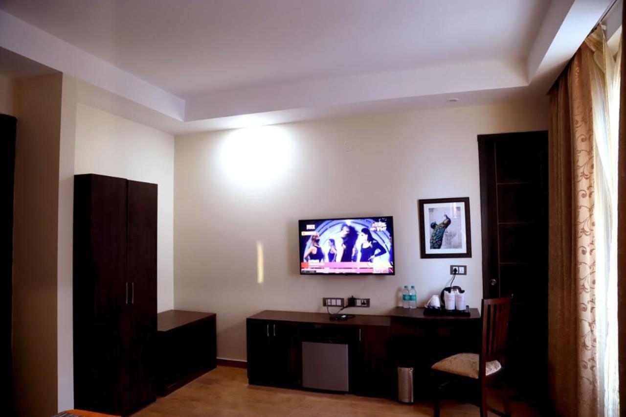 Country Inn Hotels & Resorts Vrindavan Exterior photo