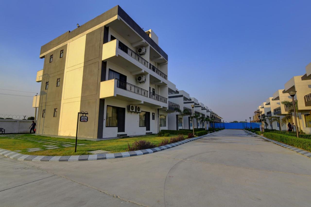 Country Inn Hotels & Resorts Vrindavan Exterior photo