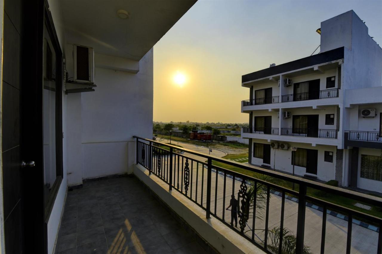 Country Inn Hotels & Resorts Vrindavan Exterior photo