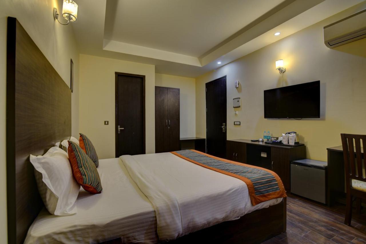 Country Inn Hotels & Resorts Vrindavan Exterior photo